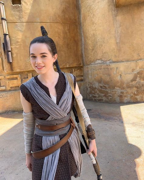 Rey at Galaxy’s Edge! 👉 Have you visited yet? Did you interact with any characters? • • • #galaxysedge #disneyland #disneyworld #starwars… Elaine Carlin, Rey Hair, Rey From Star Wars, Lady Maria, Galaxys Edge, Mandalorian Cosplay, Star Wars Galaxy's Edge, Star Wars Fashion, Rey Star Wars