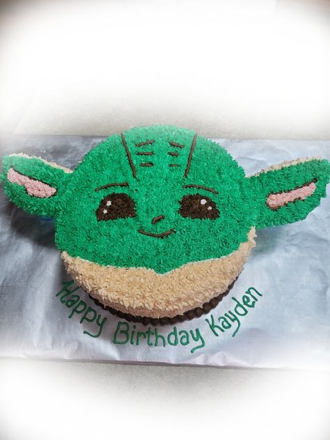 Grogu Cake Ideas, Yoda Cake Tutorial, Yoda Cake Ideas, Yoda Cakes, Grogu Cake, Grogu Birthday, Yoda Birthday, Yoda Party, Yoda Cake