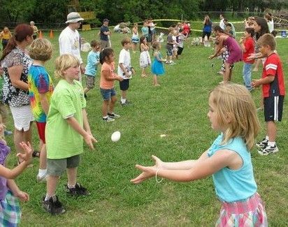 Egg Toss School Easter Party, Easter Party Games, Easter Party Food, Egg Game, Easter Activities For Kids, Easter Event, Easter Games, Easter Birthday, Easter Traditions