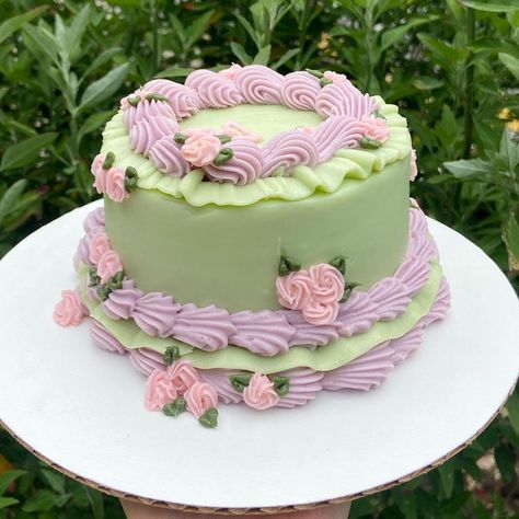 cakes, vintage cakes, vintage cakes Design, vintage cakes ideas,vintage cakes recipe, vintage cakes stand,vintage cakes aesthetic Vintage Cake Purple Green, Green And Purple Cake, 17 Cake, Heart Cake Designs, Vintage Cake Decorating, Yaas Queen, 19th Birthday Cakes, Vintage Heart Cake, Bolo Vintage