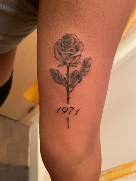 Rose Tattoo With Date As Stem, Rose With Birthday Tattoo, Rose Birthday Tattoo, Rose Tattoo With Date Of Birth, Rose And Date Tattoo Men, Rose With Date Tattoo, Rose Tattoo With Date, Tattoo With Dates, Tattoos For Family Members