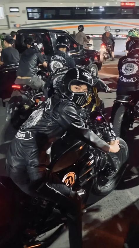 Gangster Boy, Motor Custom, Boy Squad, Friends Hanging Out, Mafia Gangster, Boy Best Friend Pictures, Motorcycle Aesthetic, City Boy, Boy Best Friend