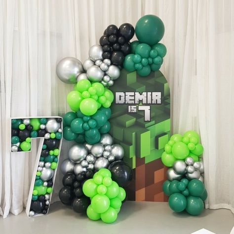 Crafting unforgettable memories, one party at a time! 🎉✨ Dive into our Minecraft-themed wonderland with our stunning cake backdrop and whimsical balloon creations. Let's make your child's special day truly magical! 🎈💫 Minecraft Balloon Garland, Minecraft Balloon Ideas, Minecraft Backdrop, Minecraft Balloons, Cake Backdrop, Minecraft Party Decorations, Cake Backdrops, Photobooth Backdrop, Balloon Creations