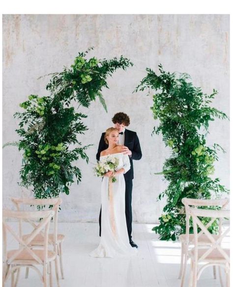 Ceremony Backdrop Diy, Lush Greenery Wedding, Wedding Arch Greenery, Ceremony Backdrop Indoor, Altar Flowers Wedding, Greenery Wedding Ideas, White Wedding Arch, Fern Wedding, Wedding Alters