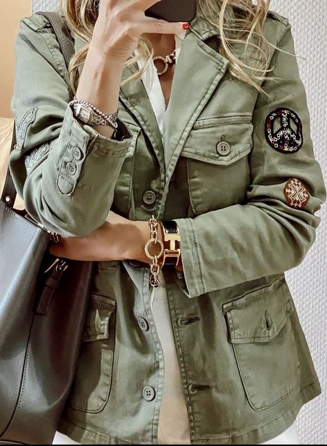 Military Green Jacket Outfit, Army Jacket Women Outfit, Military Jacket Women Outfit, Hygge Clothes, Green Military Jacket Outfit, Military Jacket Outfit, Womens Military Jacket, Military Jacket Outfits, Army Jacket Women