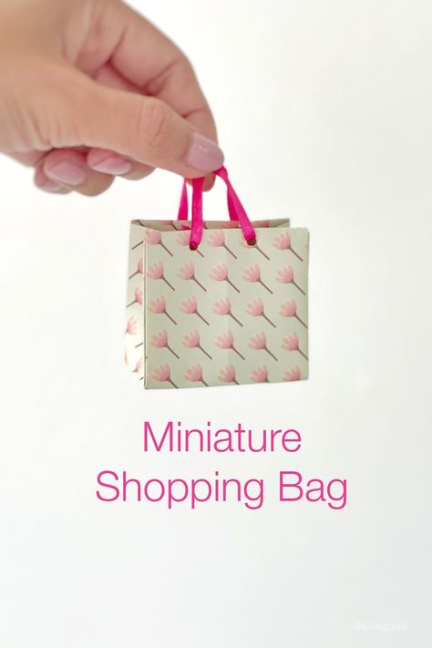 How to make miniature shopping bag without glue and scissors Diy Mini Bag, Origami Gift Bag, Model Tutorial, Shopping Bags Diy, Mini Origami, Shoping Bag, Shopping Bag Pattern, Snowflake Wall, Barbie Diy Accessories