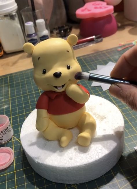 Winnie The Pooh Fondant Tutorial, Winnie The Pooh Fondant, Clay Winnie The Pooh, Winnie The Pooh Clay, Winie The Pooh, Winnie Poo, Fondant Unicorn Cake Toppers, Pooh Bebe, Winnie The Pooh Cake