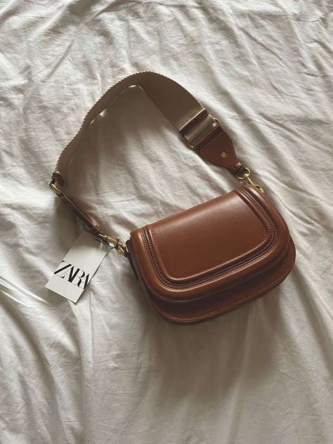 2023 Trendy Bags, Zara Beige Bag, Zara Bag 2024, Fall Purses 2023, Zara Bags Handbags, Aesthetic Sling Bag, Zara Purse, Sling Bags Women, Stylish School Bags