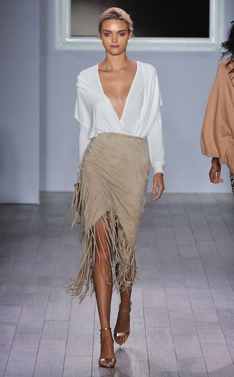 #52 Sophie Theallet from Fringe Looks From New York Fashion Week Spring 2016 | E! News Fringe Belt Outfit, Belt Outfit, Fringe Belt, Tall Girl Fashion, Outcast Clothing, Fashion Week Trends, 2016 Fashion Trends, Fashion Trends Winter, Serena Williams