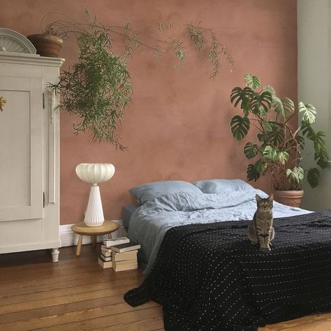 Terracotta Bedroom Decor, Bedroom Ideas Terracotta, Terra Cotta Bedroom, Green And Terracotta Bedroom, Bedroom Terracotta, Terracotta Bedroom Ideas, Loft Type House, Terracotta Interior Design, Deco Terracotta