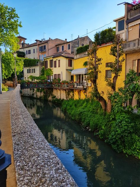 River running through the streets in Padua, Italy Pavia Italy, Padova Italy, Moving To Italy, Veneto Italy, Italy Summer, Slow Travel, Italian Summer, Beautiful Places To Travel, Italy Travel