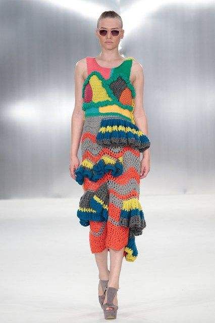 9 Times Crochet Was On The Catwalk | Top Crochet Patterns Geometrical Fashion, 3d Knitting, Sculpture Fashion, De Montfort University, Structured Fabric, Knitting Fashion, Knitwear Inspiration, Stil Boho, Knitwear Fashion