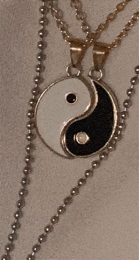 Yin And Yang Necklace Love Couple, Ying Yang Jewelry, Ying Yang Wallpaper Aesthetic, Couple Necklaces Aesthetic, Yin And Yang Aesthetic, Yin Yang Aesthetic, Ying Yang Wallpaper, Tony Country, Ying Yang Necklace