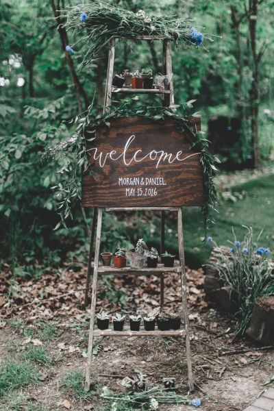 Rustic wedding sign idea - wooden welcome sign on ladder {Surveyor Creative} Greenery Wedding Ideas, Creative Wedding Sign, Ladder Wedding, Wedding Furniture Rental, Wedding Lounge Area, Outdoorsy Wedding, Wedding Lounge, Wedding Furniture, Rustic Wedding Signs