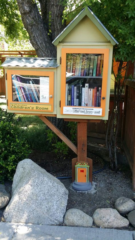 Mini Community Library, Yard Library House Diy, Portable Library Ideas, Community Book Library, Lending Library Ideas Diy, Community Library Boxes Diy, Mini Free Library, Mini Library Outdoor, Outside Library Ideas