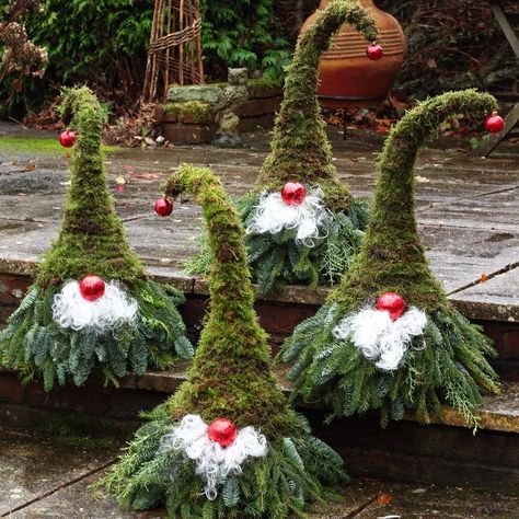 Julkransar Diy, Navidad Natural, Christmas Coffee Table Decor, Grinch Christmas Tree, Holiday Crafts Diy, Festival Diy, Christmas Porch, Diy Christmas Tree, Outdoor Christmas Decorations