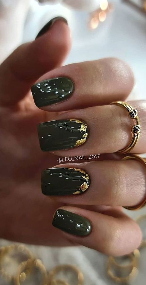 Short Acrylic Nails Green And Gold, Dark Green Nails For Wedding, Dark Green Nails With Gold Foil, Short Dark Green Nail Ideas, Dark Green Acrylic Nails Designs Short, Dark Green And Gold Nails Short, Golden Green Nails, Dark And Gold Nails, Green Nails With Foil