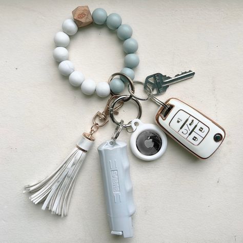 Aesthetic Keys Lanyard, What To Put On Your Keychain, Asthetic Key Chain, Women Keychain Ideas, Car Key Ring Aesthetic, Girly Keychains Ideas, Keys On Keychain, Car Key Accessories Keychains, Jeep Car Keys Aesthetic