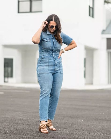 I used to be scared to wear a jumpsuit as a mom and midsize blogger. This denim jumpsuit is so good!!! The Mom In Style is a fancy casual blog full of fashion and lifestyle ideas for women. Affordable fashion // everyday look // style blog // fashion // Columbus, OH // mom style // #TheMomInStyle Midsize Jumpsuit, Jeans Jumpsuit Outfit, Black Denim Jumpsuit, Jumpsuit Style, Fancy Casual, Real Woman, Fashion Everyday, Lifestyle Ideas, Jumpsuit Outfit