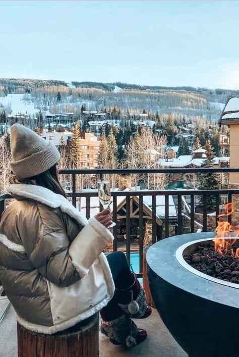 Vail Colorado Winter Photography, Colorado Vacation Outfits Winter, Aspen Instagram Pictures, Black Ski Trip, Mountains Trip Outfit, Aspen Aesthetic Winter, Ski Winter Outfits, Vail Winter Outfits, Winter Trip Aesthetic