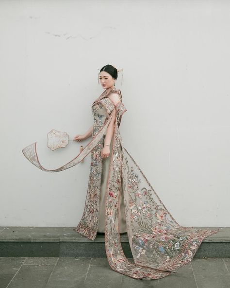 Stella Lunardy, Sangjit Dress, Gaun Dress, Dramatic Dresses, Haute Couture Details, Chinese Wedding Dress, Heavy Dresses, Chinese Style Dress, Fairy Tale Wedding Dress