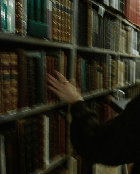 Lock Picking Aesthetic, Paradis Sombre, Dark Academia Library, Aesthetic Movie, Chaotic Academia, Dark Books, Library Aesthetic, College Aesthetic, Dark Academia Aesthetic