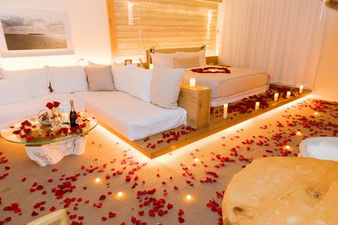 Romantic hotels room decoration flower Petal candle Romantic Bedroom Ideas For Valentines, Honeymoon Bedroom, Romantic Bedroom Lighting, Hotel Room Decoration, Romantic Hotel Rooms, Romantic Room Surprise, Romantic Room Decoration, Rustic Apartment, Romantic Bedroom Decor