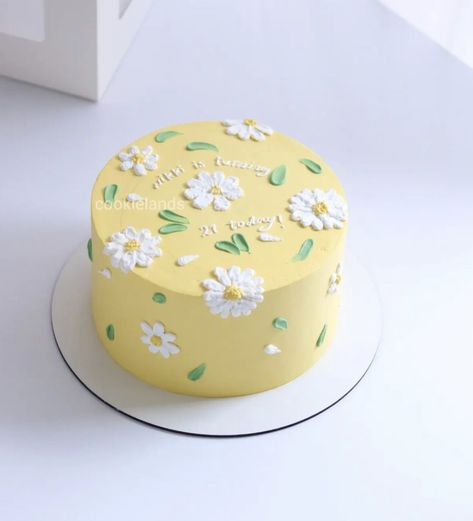 Lemon Cake Decoration Simple, Daisy Cake Ideas Simple, Daisy Cake Design, Yellow Cake Designs Birthday, Yellow Daisy Cake, Daisy Cake Birthday, Light Yellow Cake, Kindergarten Cake, Yellow Cake Design