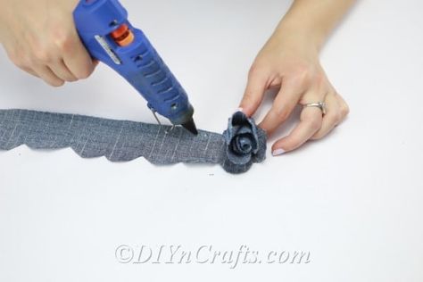 How to Make Beautiful Flowers Out of Old Jeans - Did you know you can create beautiful flowers out of an old pair of jeans and turn them into a rustic centerpiece? Find out how to do it. Denim Flowers Diy How To Make, Ramdan Mubarak, Denim Rag Quilt, Rustic Centerpiece, Denim Bag Diy, How To Make Rose, Denim Crafts Diy, Making Fabric Flowers, How To Tie Ribbon