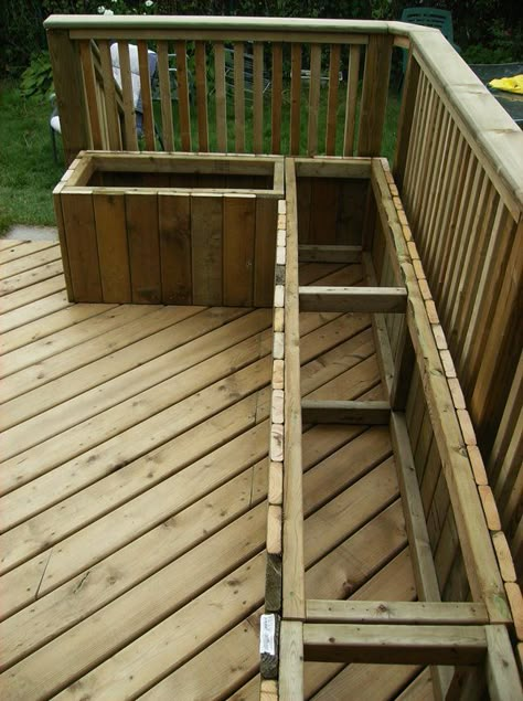 DIY deck and storage boxes/seating Bench for exercise room. Just make it wider to be more like a bed. Deck Bench Seating, Deck Bench, Waterproof Outdoor Storage, Diy Bench Outdoor, Wooden Deck, Casa Exterior, Diy Deck, Backyard Deck, Wooden Decks