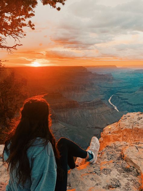 Sunset Hike Pictures, Canyon Photoshoot Ideas, Grand Canyon Hiking Outfit, Grand Canyon Aesthetic, Grand Canyon Picture Ideas, Grand Canyon Outfit, Grand Cayon, Hike Pictures, Sunset Senior Pictures