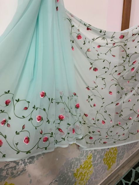 Fabric Painting On Georgette Saree, Painting On Satin Fabric, Painting Ideas On Sarees, Hand Painted Saree Design, Hand Painting Saree, Saree Hand Painting Designs, Hand Paint Dress Design, Hand Painted Sarees Floral, Dress Painting Fabric