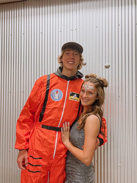 Sun And Moon Couple Costume, Astronaut And Alien Costume Couples, Alien Costume Men, Alien And Astronaut Costume, Homecoming Costumes, Astronaut Halloween Costume, Astronaut Halloween, Space Halloween