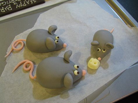 Fondant Mice by Jieeemin, via Flickr Birthday Cake Fondant, Fondant Girl, Craft Projects For Adults, Cake Decorating With Fondant, Fondant Animals, Cinderella Birthday, Cake Fondant, Fondant Tutorial, Fondant Decorations