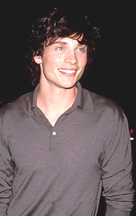 Tom Welling Aesthetic, Tom Welling Physique, Tom Welling 2000s, Curly Wavy Hairstyles Men, 90s Male Hairstyles, Straight Hairstyles For Men, Popular 90s Hairstyles, Wavy Hairstyles Men, 90s Haircut Men