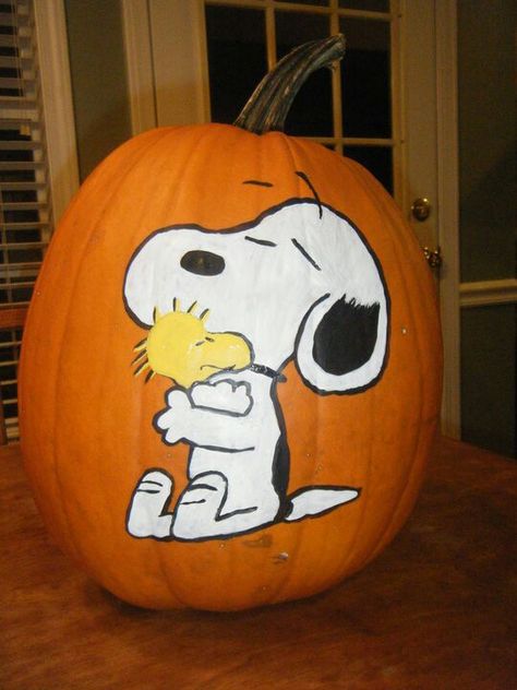 Grandmas Pumpkins, Snoopy Pumpkin Painting, Pumpkin Painting Ideas Easy, Pumkin Designs, Fall Pumpkin Painting, Halloween Pumpkin Painting Ideas, Cute Painted Pumpkin Ideas, Painted Pumpkin Ideas, Halloween Pumpkin Painting