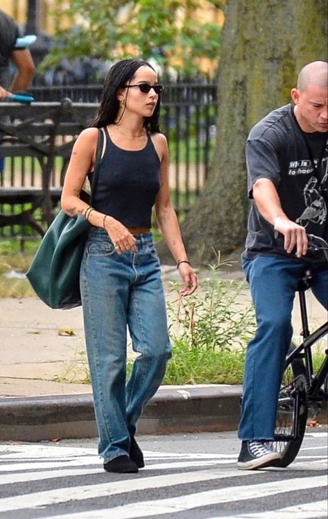 Summer Silk Outfit, Zoe Kravitz Fashion, Artist Uniform, Indie Grunge Outfits, Zoe Kravitz Style, Bermuda Jeans, Zoe Kravitz, 90s Outfit, Style Crush