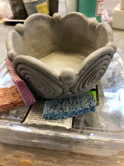 Coil Work In Clay, Coil Pottery Bowl, Coil Bowl Ideas, Coil Pots Ideas Easy, Coil Bowl, Clay Workshop, Clay Pinch Pots, Pretty Pottery, Easy Clay Sculptures