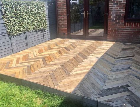 Pallet Patio Decks, Pallet Deck Diy, Patio Slabs, Wooden Patios, Pallet Patio, Deck Decorating Ideas On A Budget, Wooden Decks, Wooden Pallets, Back Garden