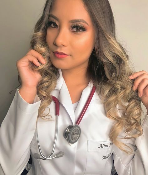 Credit Card App, Medical Outfit, Female Doctor, Medical Uniforms, Doctor Visit, Nursing Clothes, Medical Students, Poses For Pictures, Medical Professionals