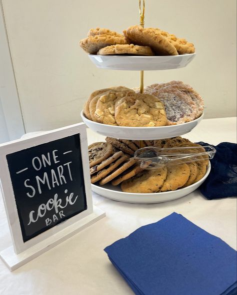 Cute Graduation Desserts, Grad Party Cookie Table, Desert Bar Ideas For Graduation, Shes One Smart Cookie Graduation Party, Cookie Bar Graduation Party, Sweets Table Graduation Party, Grad Party Treats Dessert Tables, Cookie Display Ideas For Graduation, Grad Party Inspo Food