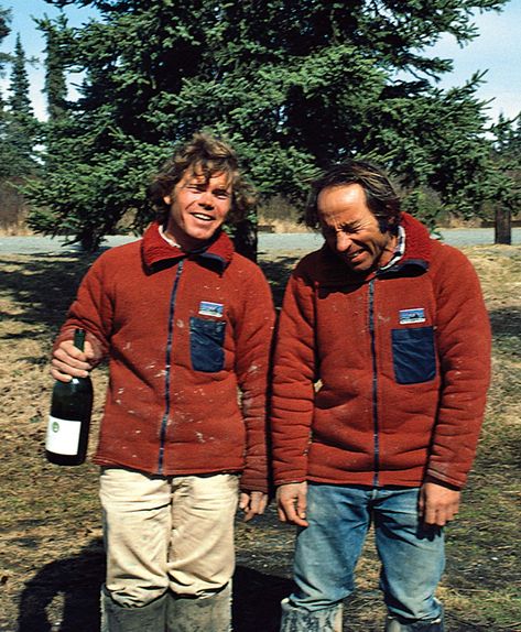 Proof, if ever it were needed, that cosy can be cool When it comes to fleece jackets, one brand is king. For decades, Patagonia's fleece has been serving as a blueprint; a high-water mark for all other fleece to aspire to. Often imitated, but never bettered, the Californian brand’s thick-pile outerwear offers that winning blend of form and function. Built for the outdoors, but just as happy swaddling cold shoulders outside trendy New York coffee hangouts on cold winter mornings. Patagonia Fleece Outfit Men, Patagonia R1, New York Coffee, Fleece Outfit, Fashion Promotion, Preppy Mens Fashion, Preppy Men, Fleece Jackets, Patagonia Fleece