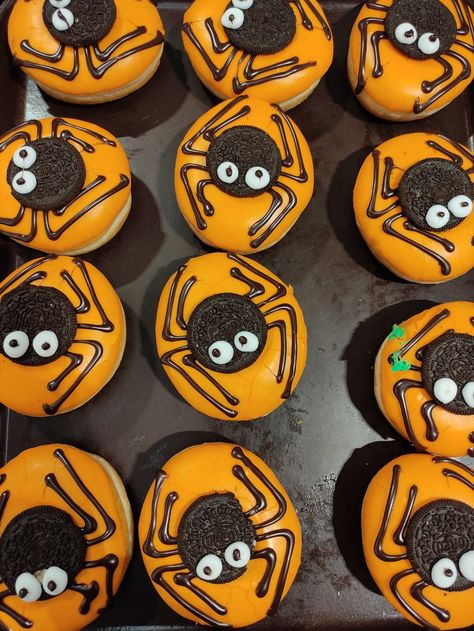 Spooky Donut Ideas, Halloween Mini Donuts Ideas, Halloween Donuts Ideas, Donut Halloween, Doughnut Decorations, Spider Donuts, Fall Donuts, Donut Ideas, Donut Decorating Ideas