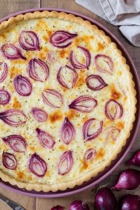 Onion cottage cheese tart (vegetarian) • Electric Blue Food - Kitchen stories from abroad Cottage Cheese Pie, Cottage Baking, Cheese And Onion Pie, Savoury Pie, Cottage Cheese Eggs, Plats Healthy, Cheese Tart, Ketogenic Meal Plan, Cheese Tarts