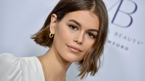 Kaia Gerber Tried to Apply Perfume With a Broken Arm, and the Struggle Is Real | Allure Trendy We Fryzurach, New Hair Look, Short Bobs, Hair Tuck, Latest Haircuts, Split Hair, Demi Moore, Hot Hair Styles, Hair Trend