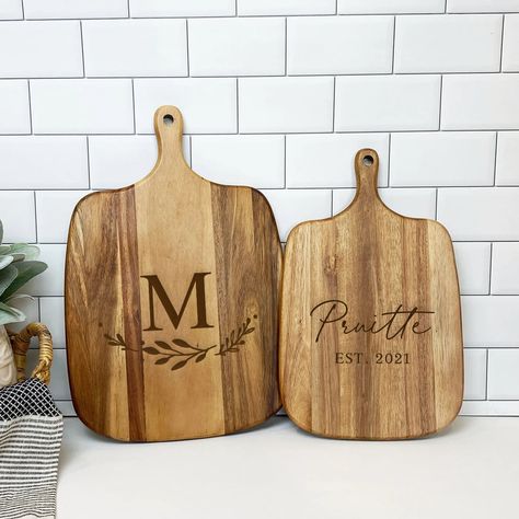 Personalised Chopping Board, Personalized Cheese Board, Thoughtful Gift Ideas, Wedding G, Wood Cheese Board, Board Wedding, Laser Engraved Ideas, Wood Burning Crafts, Diy Wood Signs