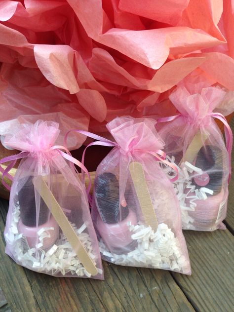 Nail Polish Gift Ideas Birthday, Nail Polish Party Favors, Girly Gift Bags Ideas, Cheap Gift Bag Ideas, Nail Care Goodie Bags, Pink Birthday Goodie Bags, Party Favor Gift Bags, Kitty Party Gifts For Ladies, Pink Birthday Party Favors