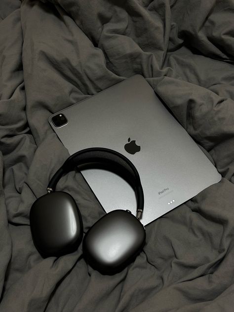 #aesthetic Apple Packaging, Apple Headphone, Tech Aesthetic, Recording Studio Design, Computer Gifts, Apple Technology, Iphone Obsession, Airpods Max, Money On My Mind