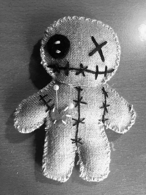 Diy Voodoo Dolls, Creepy Stuffed Animals, Worry Dolls, Cute Sewing Projects, Ugly Dolls, Scary Dolls, Felt Halloween, Voodoo Doll, Monster Dolls