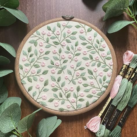 Wheel Wreath, Embroidery Hoop Art Diy, Clothes Embroidery Diy, Simple Hand Embroidery Patterns, Simple Embroidery Designs, Diy Embroidery Designs, Floral Embroidery Patterns, Hand Embroidery Videos, Diy Embroidery Patterns